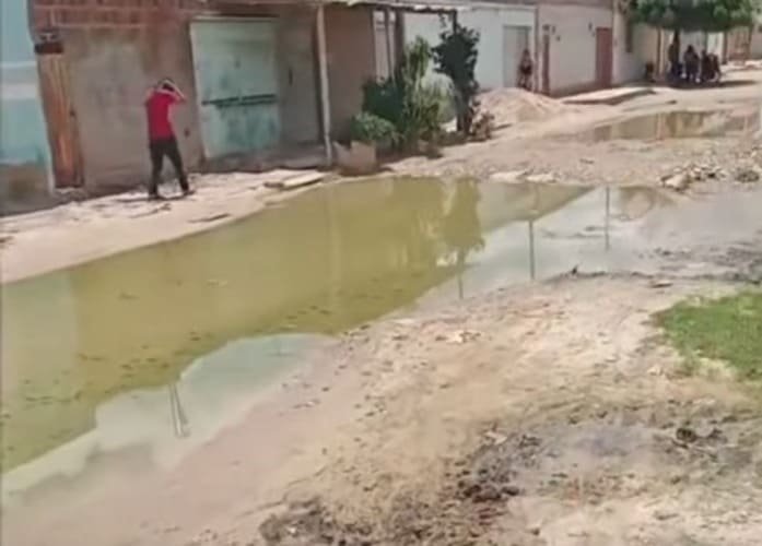 Moradores de Mandacaru sofrem com esgoto estourado e problemas de saúde