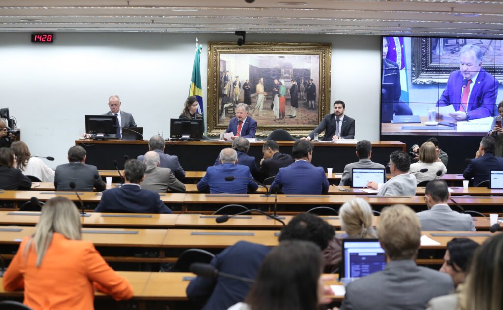 Projeto de lei propõe abono de faltas para acompanhantes de idosos e PCD