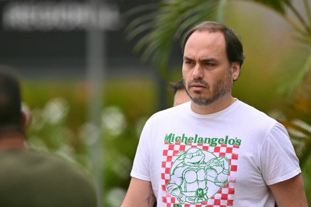 Carlos Bolsonaro destaca melhora de Jair Bolsonaro em prisão domiciliar