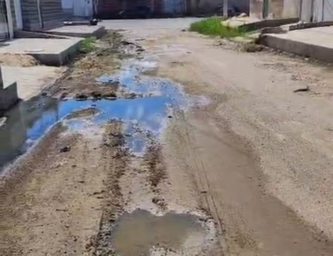 Moradores enfrentam esgoto a céu aberto e ruas danificadas em Petrolina
