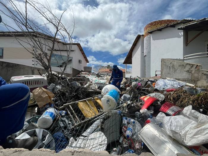 Prefeitura remove toneladas de lixo de residência em Petrolina