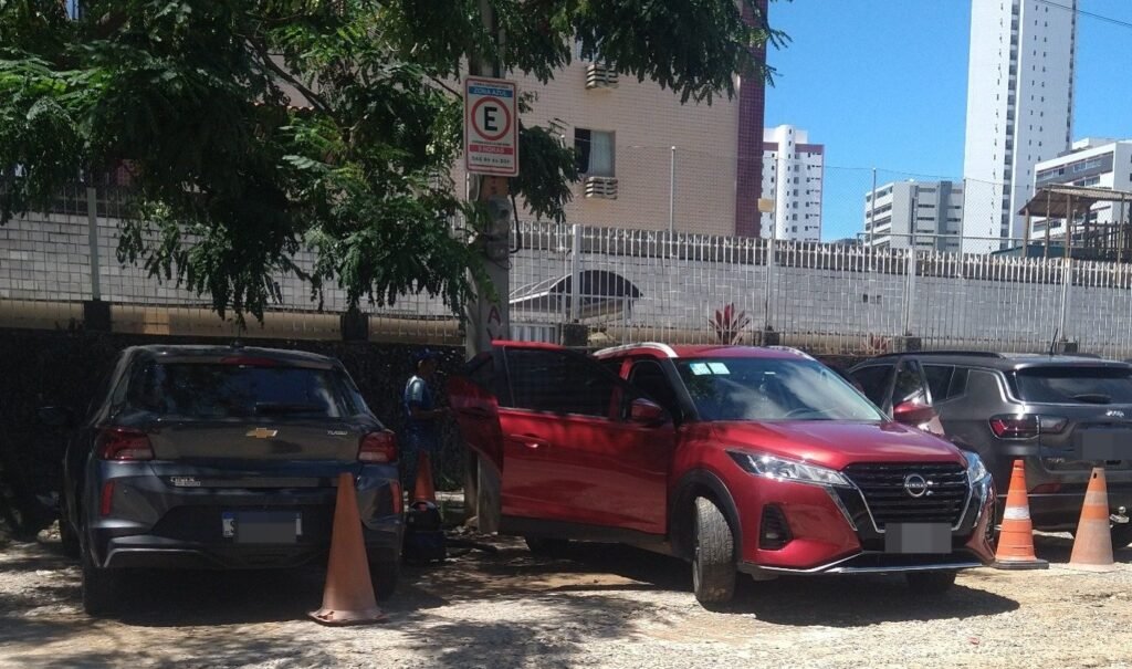 Lava jato clandestino ocupa vaga na Zona Azul de Recife