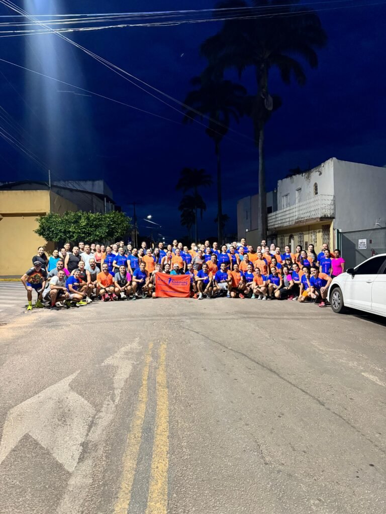 Essa imagem captura perfeitamente a essência da corrida de rua: a união, a superação e a energia de um grupo que transforma o asfalto em um espaço de convivência e saúde.
