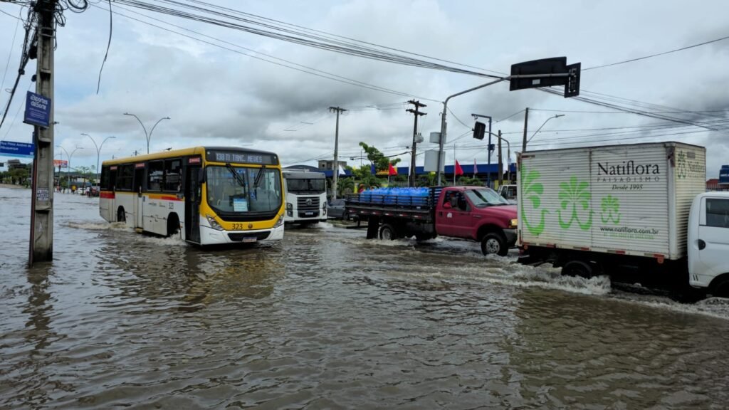 Chuva intensa coloca Grande Recife em alerta nesta sexta-feira