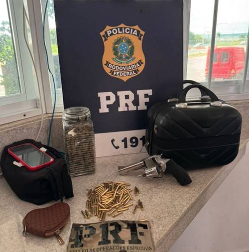 PRF apreende drogas e arma em operação na Bahia