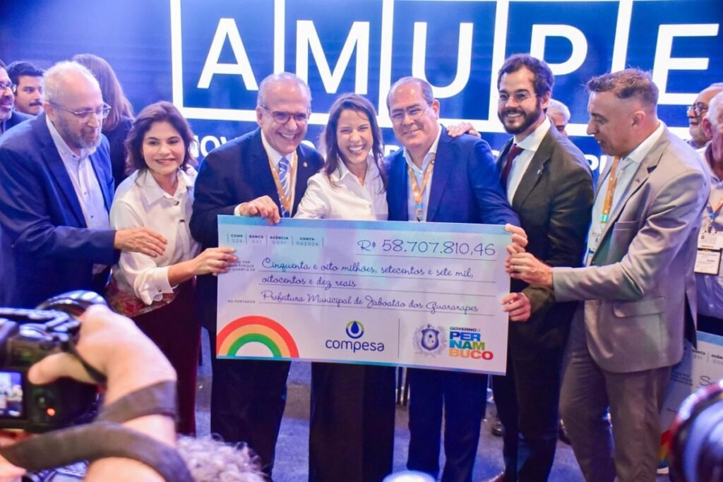 Governadora de Pernambuco usa congresso de prefeitos para ações eleitorais