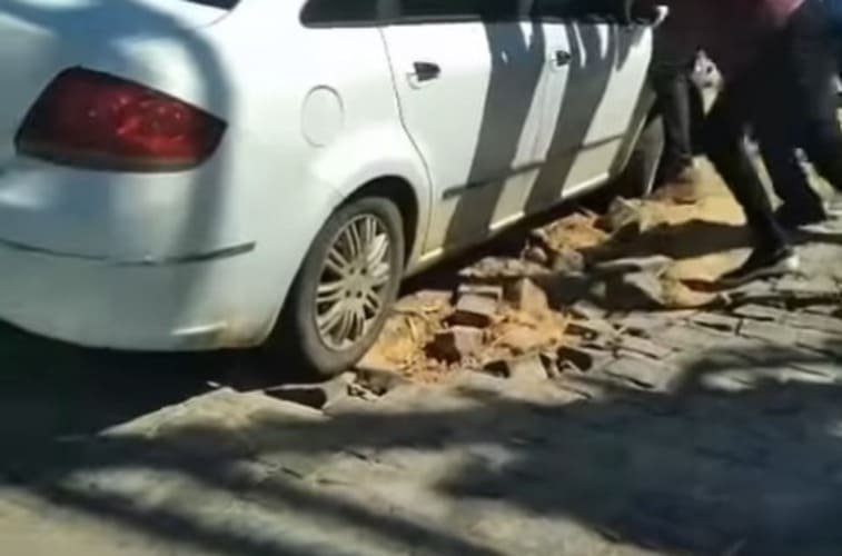 Carro cai em buraco e moradores de Petrolina exigem reparos urgentes