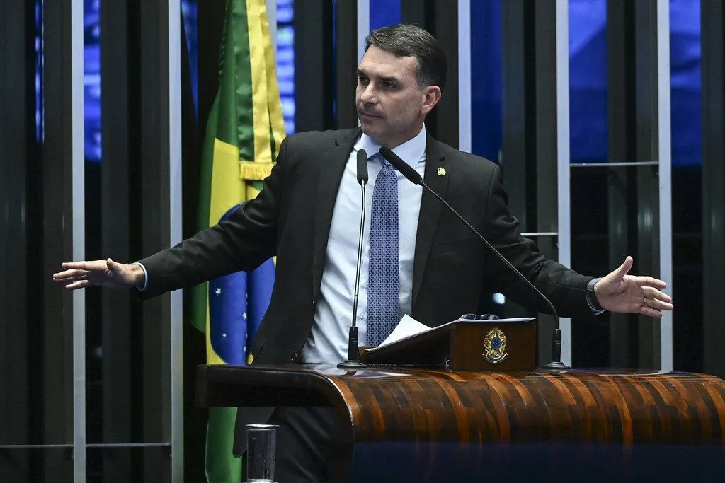 Flávio Bolsonaro considera nomes técnicos para o STF