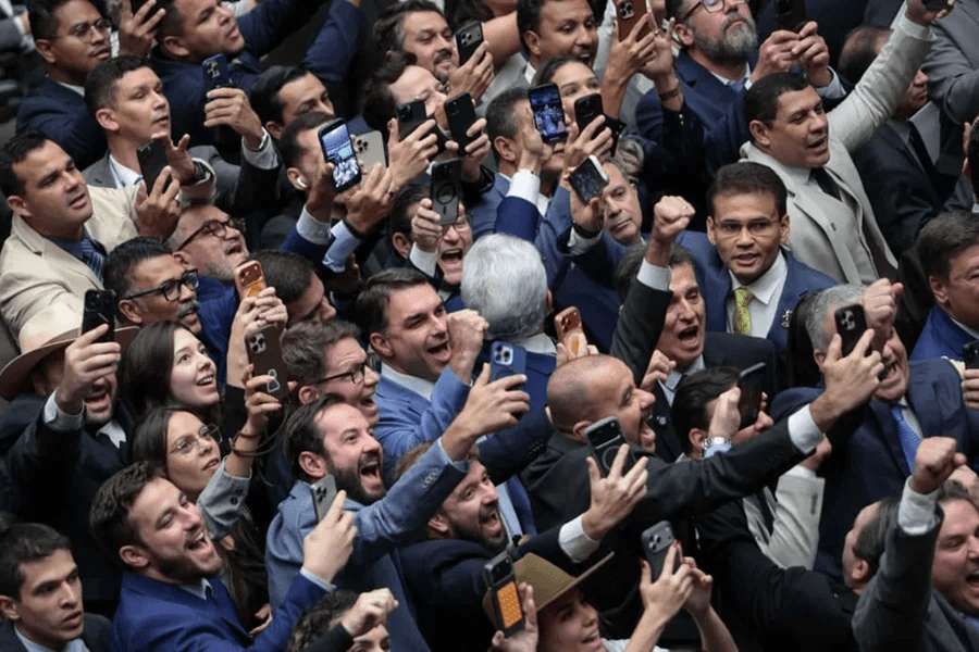 Congresso rejeita veto de Lula e aprova redução de penas de envolvidos em atos golpistas