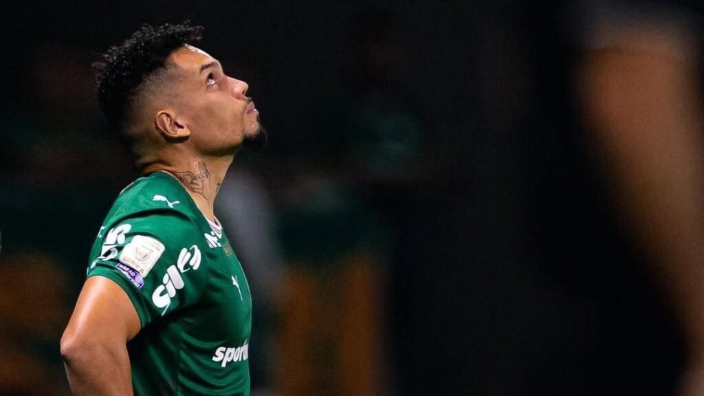 Paulinho retorna ao Palmeiras após 10 meses e desabafa sobre recuperação