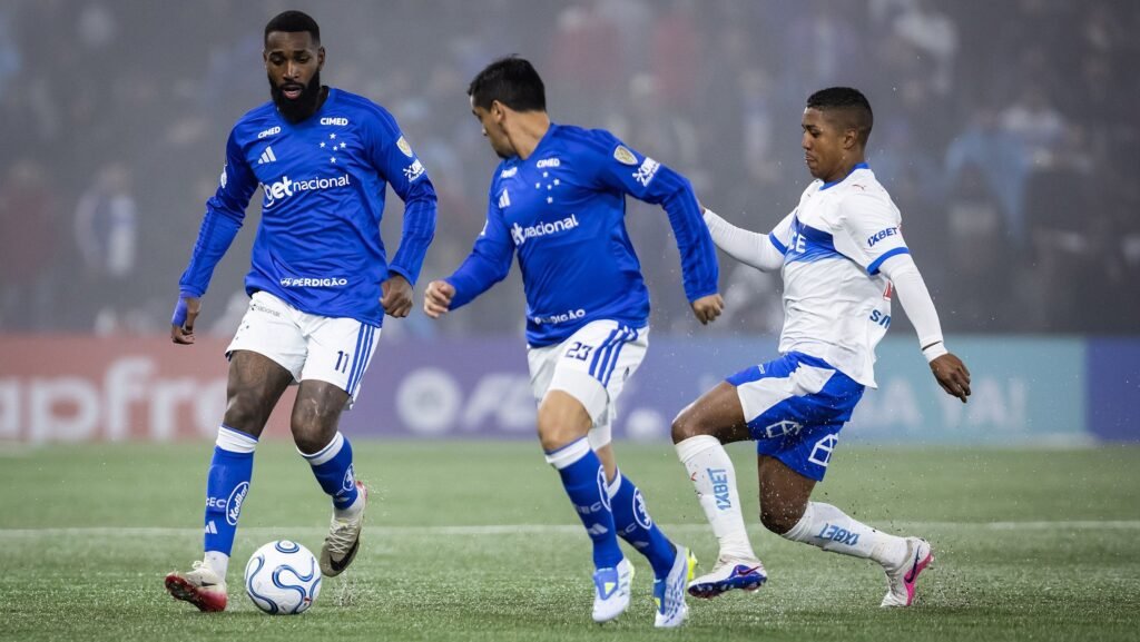 Cruzeiro segura empate com Universidad Católica mesmo com um a menos