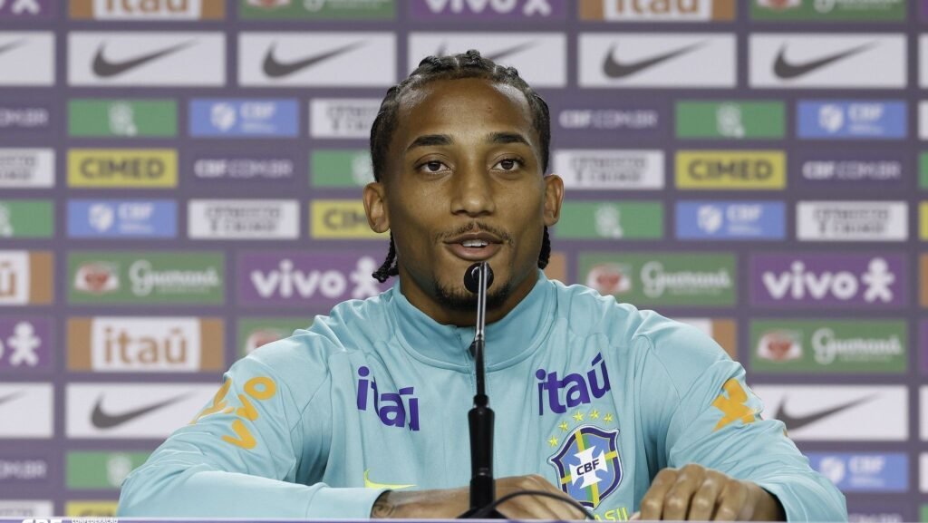 João Pedro compara Neymar a Messi e defende sua presença na Copa