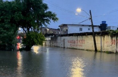 Moradores denunciam poste inclinado e risco de acidentes em Recife