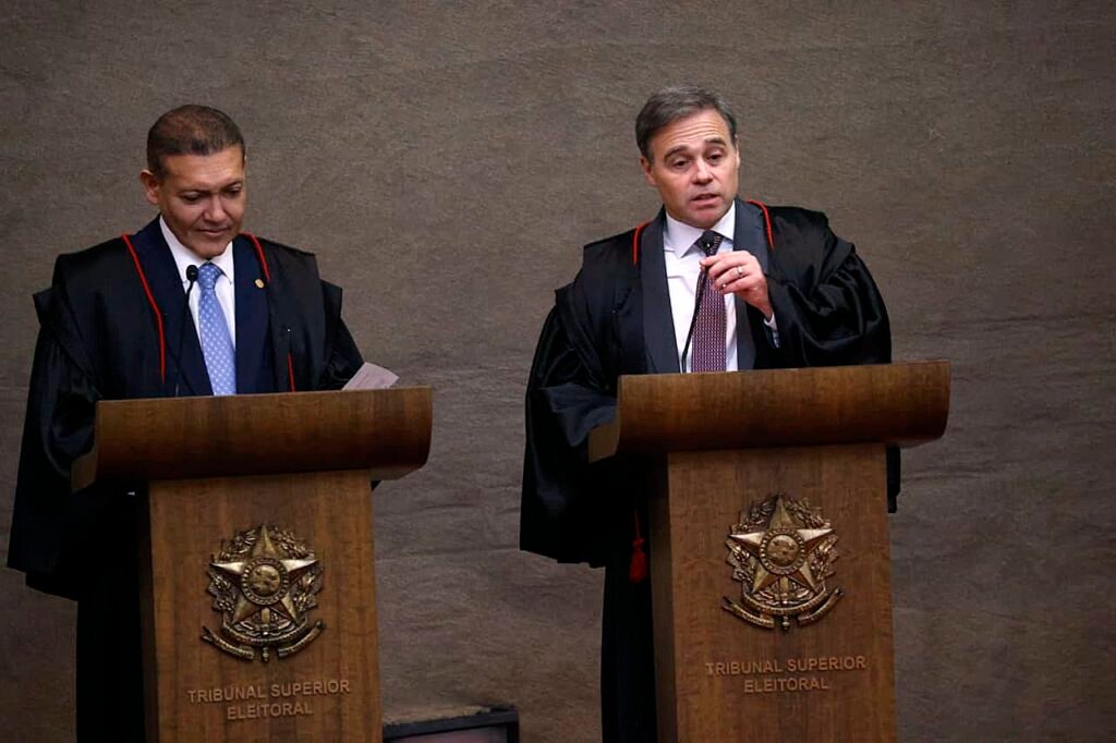 Nunes Marques assume presidência do TSE em cerimônia com Lula e Flávio Bolsonaro