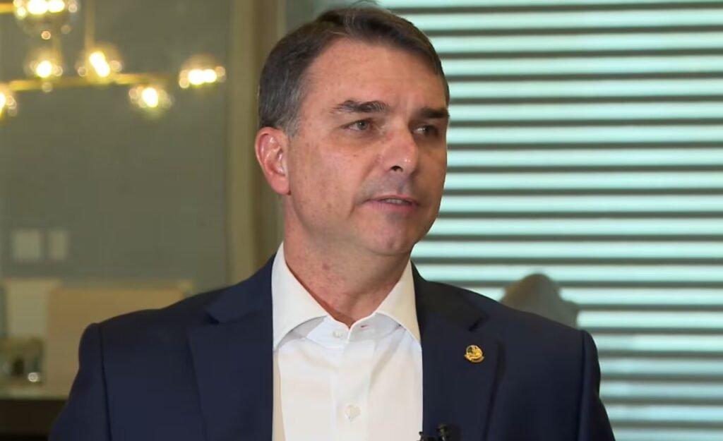 Flávio Bolsonaro nomeia empresário para liderar comunicação de campanha