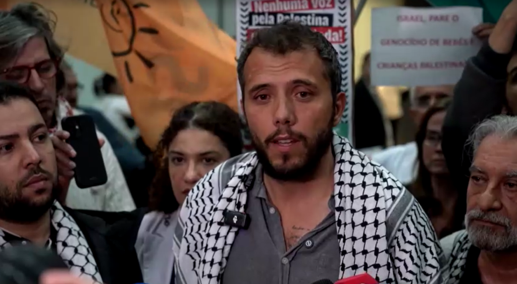 Ativista brasileiro deportado de Israel chega a São Paulo