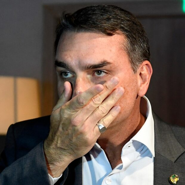 Flávio Bolsonaro admite pedido de dinheiro a ex-banqueiro