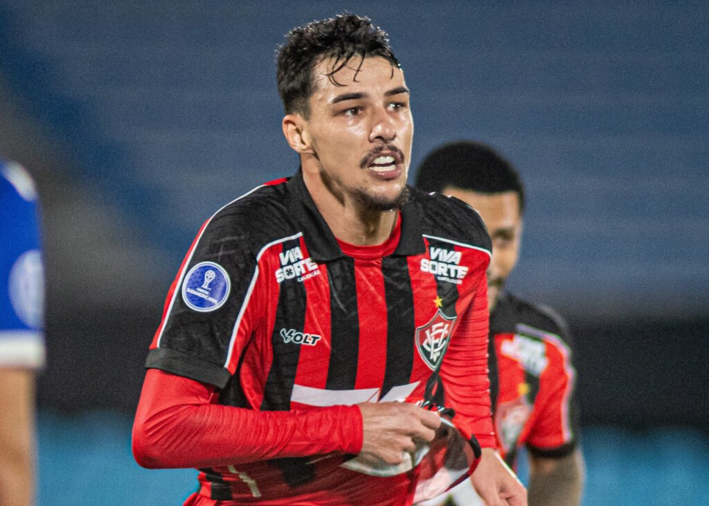 Claudinho pode retornar ao Vitória após longa recuperação