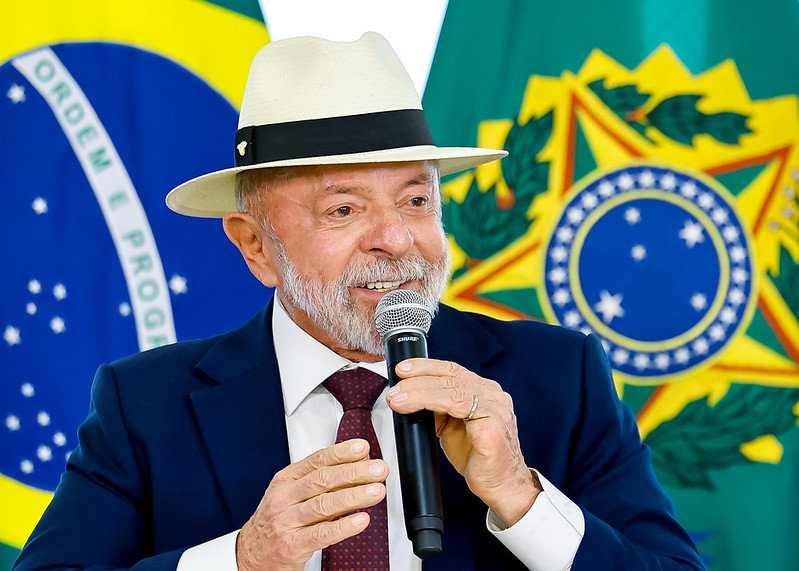 Lula lidera pesquisa para 2026 enquanto Flávio Bolsonaro enfrenta crise