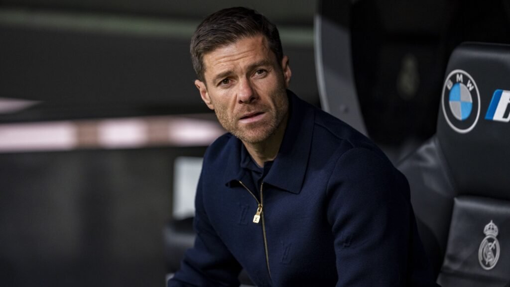 Xabi Alonso assume comando do Chelsea em busca de estabilidade