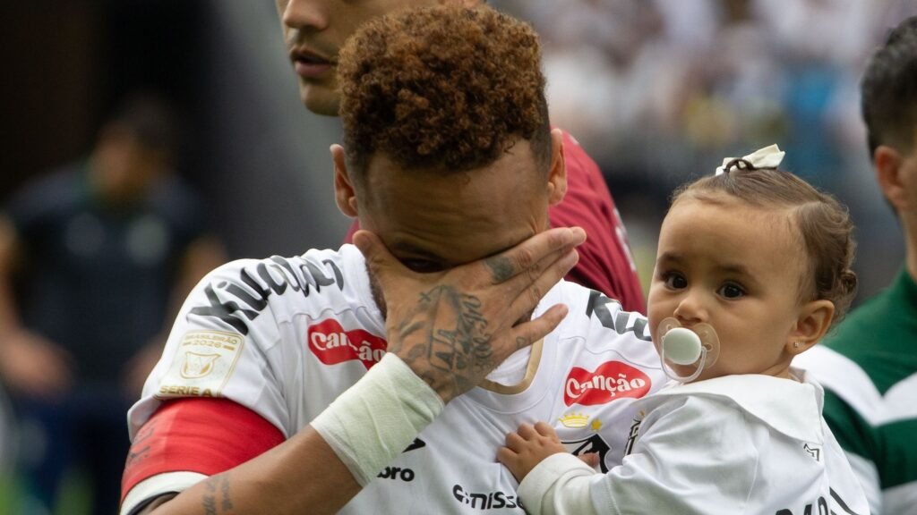 Oração de criança por Neymar emociona e recebe resposta do jogador