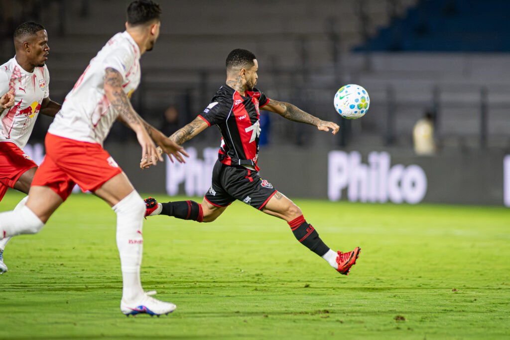 Vitória enfrenta desfalque de Zé Vitor para jogo contra Internacional