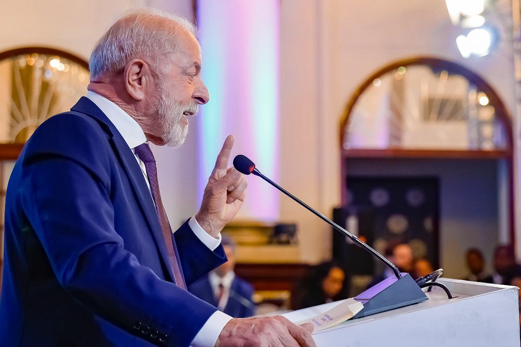 Lula amplia vantagem sobre Flávio Bolsonaro em nova pesquisa eleitoral
