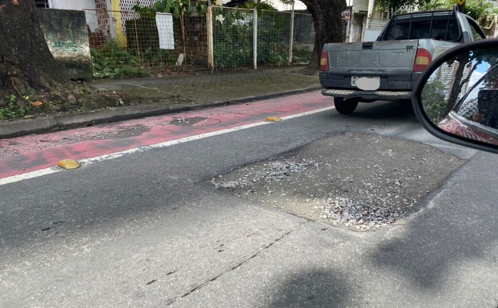 Cratera em Casa Forte gera transtornos e demanda ação urgente