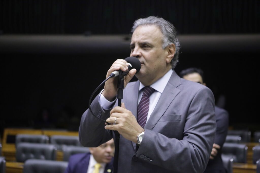 PSDB considera Aécio Neves para candidatura após crise de Flávio Bolsonaro