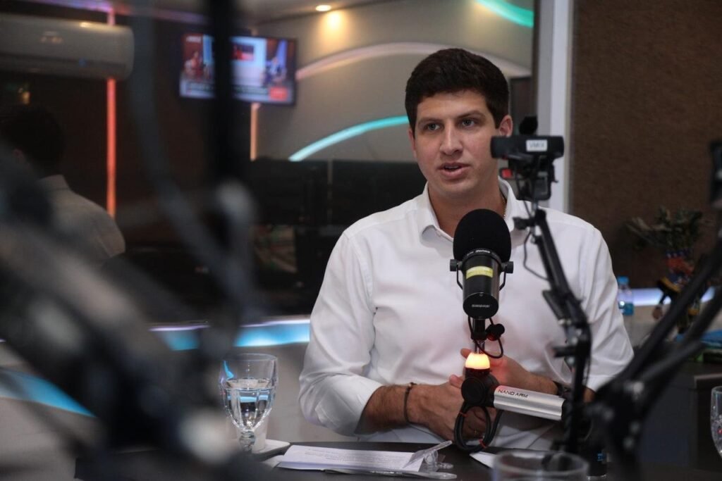 João Campos responde críticas sobre comentário polêmico com católicos