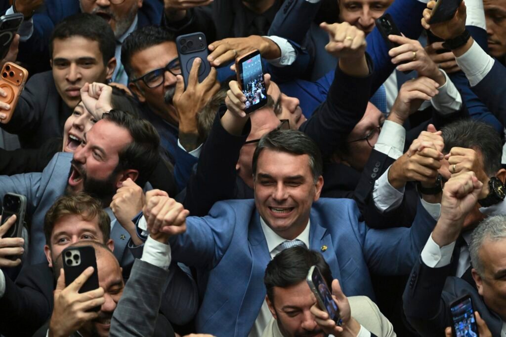 Flávio Bolsonaro é convidado por Trump para encontro na Casa Branca