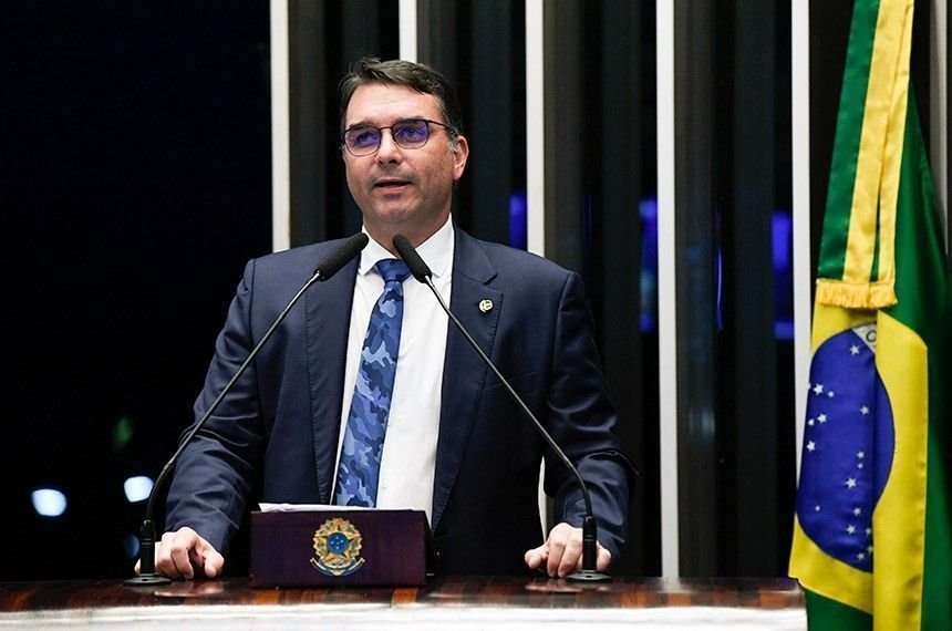 Apoio a Flávio Bolsonaro permanece forte entre eleitores, aponta Datafolha
