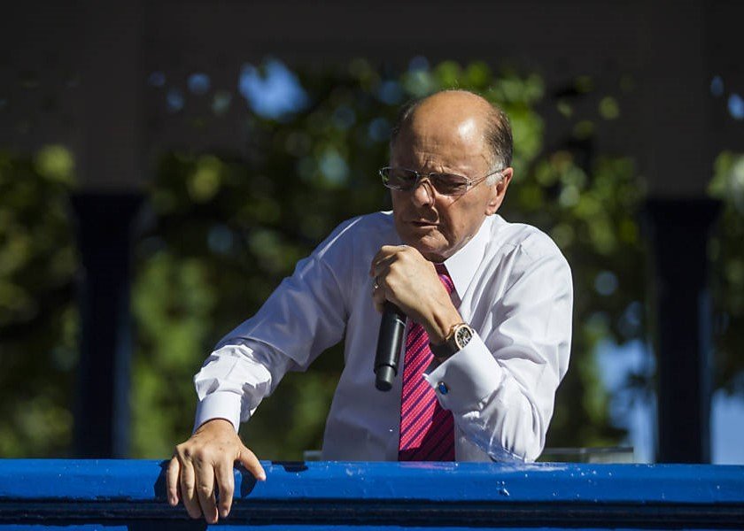 Edir Macedo enfrenta pressão para vender banco e evitar crise financeira