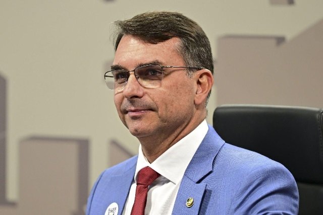 Apoio a Flávio Bolsonaro se mantém forte mesmo após escândalo