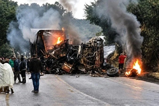 Acidente na Br-251 deixa oito mortos e interdita rodovia