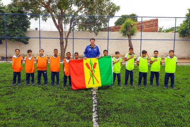Prefeito inaugura primeiro campo de grama sintética em Petrolina
