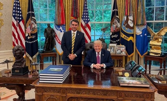 Flávio Bolsonaro se encontra com Trump na Casa Branca em meio a crise