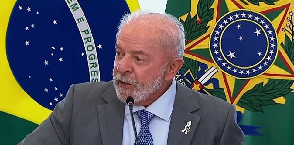 Governo Lula critica viagem da família Bolsonaro aos EUA