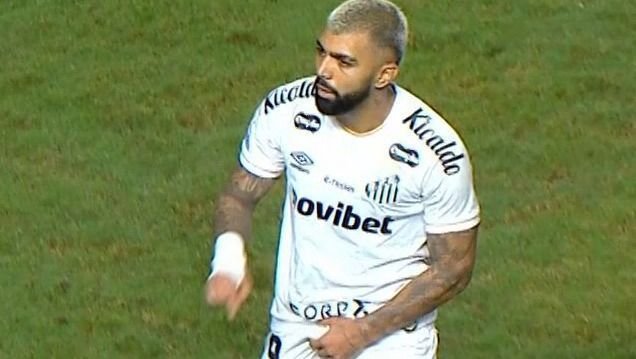 Gabigol é expulso após gesto polêmico em jogo do Santos contra o Vitória