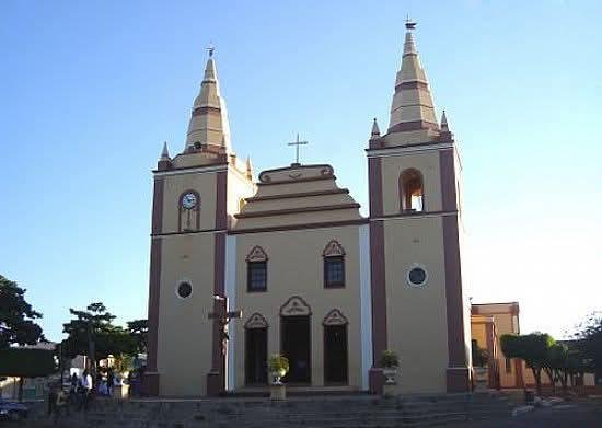 Padre interrompe missa após manifestações políticas em Barbalha