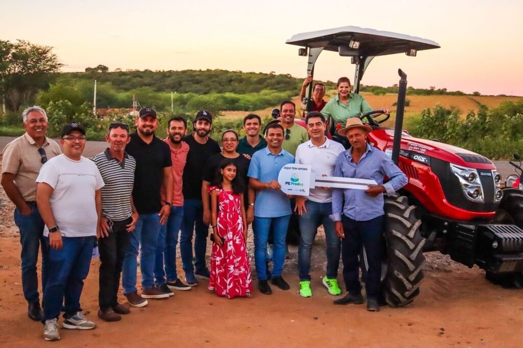 Agricultores de Araripina recebem trator e implementos agrícolas