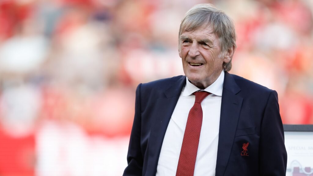 Kenny Dalglish, lenda do Liverpool, anuncia tratamento contra câncer