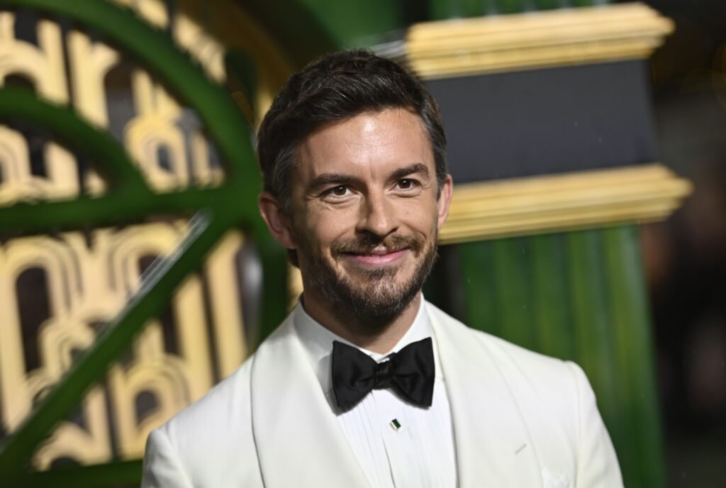 Jonathan Bailey reflete sobre impacto da sexualidade em sua carreira