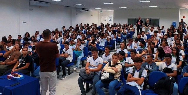 Jovens de Cabrobó são inspirados por palestra de liderança com destaque da Forbes