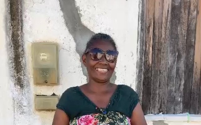 Moradora de Ibó agradece retirada de coqueiro que ameaçava sua casa