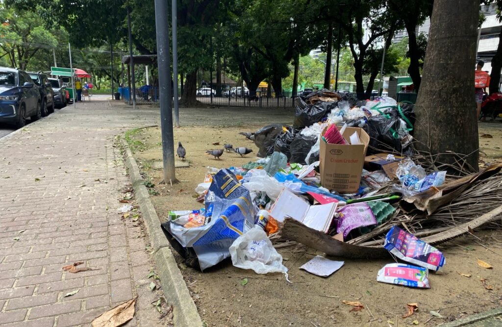 Descarte irregular de lixo transforma praça na Jaqueira em problema ambiental