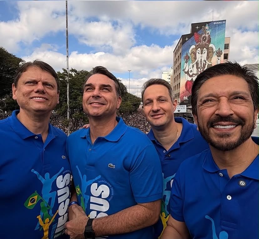 Flávio Bolsonaro discursa na Marcha para Jesus e critica governo