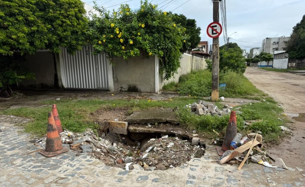 Cratera em Olinda ameaça segurança de motoristas e pedestres