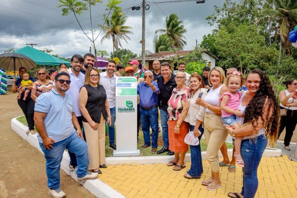 Prefeito de Palmares entrega kits de merenda na semana de emancipação