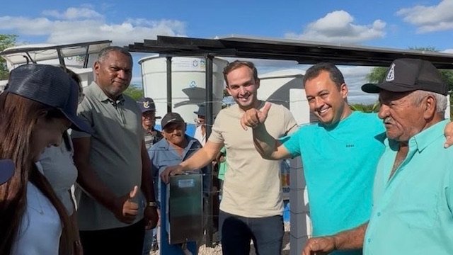 Prefeito entrega dessalinizador para comunidade rural em Ouricuri